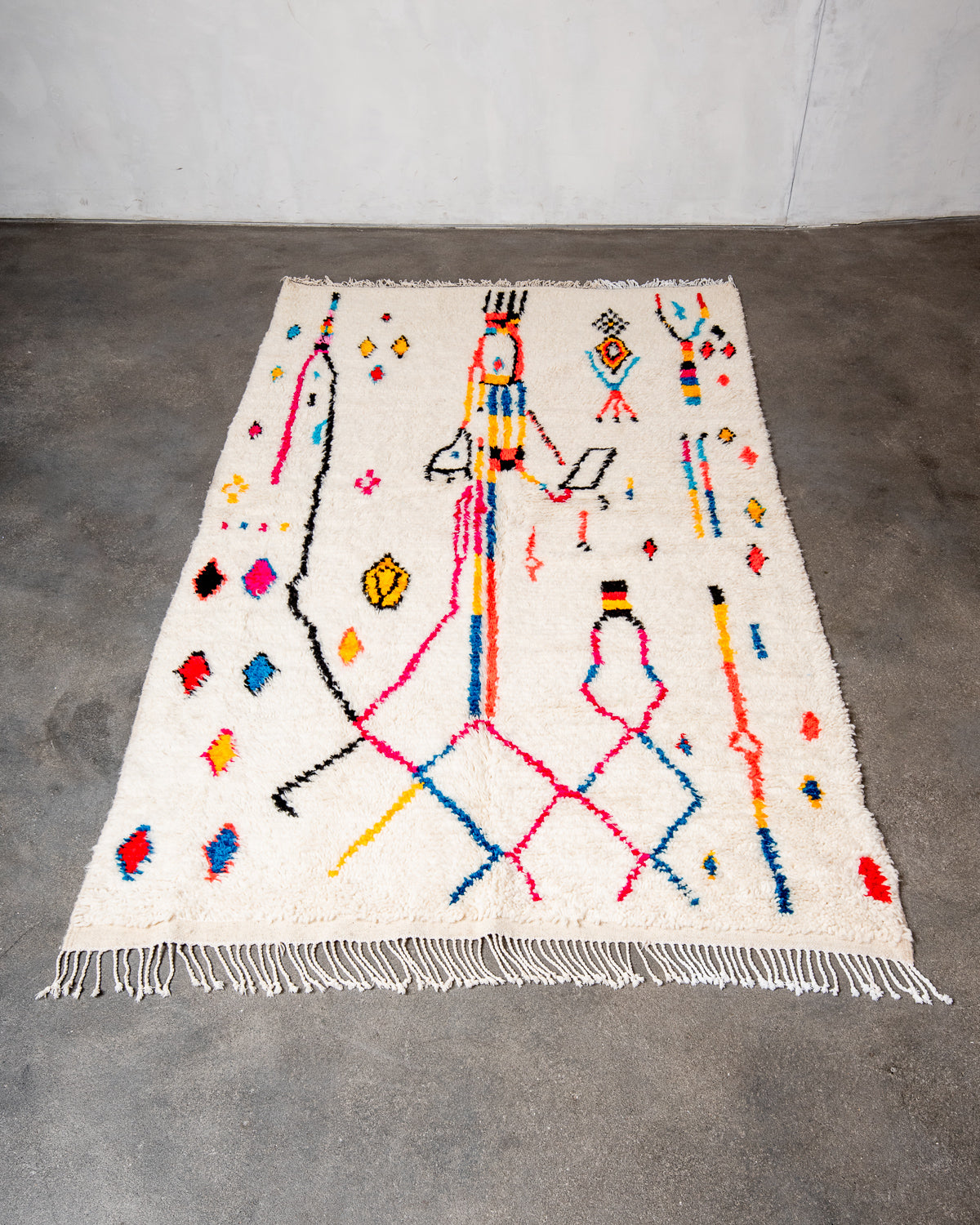 Modern designer handcrafted Berber rug from Morocco. Azilal rug with beautiful colors and patterns. Made of sheep’s wool and colourful cotton.